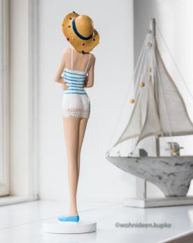 Schlanke 50er Jahre Badepuppe mit sommerlichem Hut in blau weißem Kleid